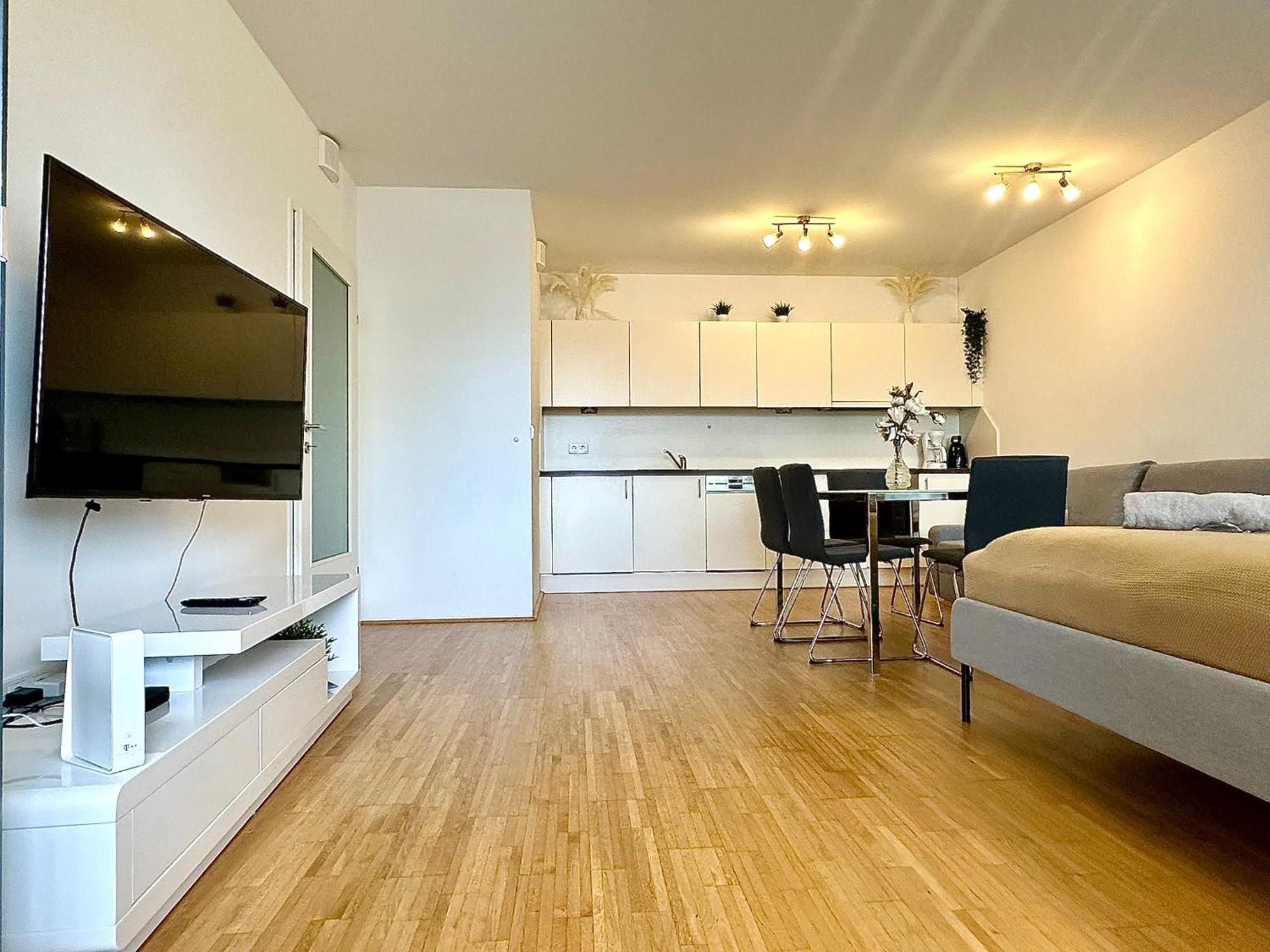 Appartamento High Rise, Netflix, 2 Min To Main Station Vienna Esterno foto